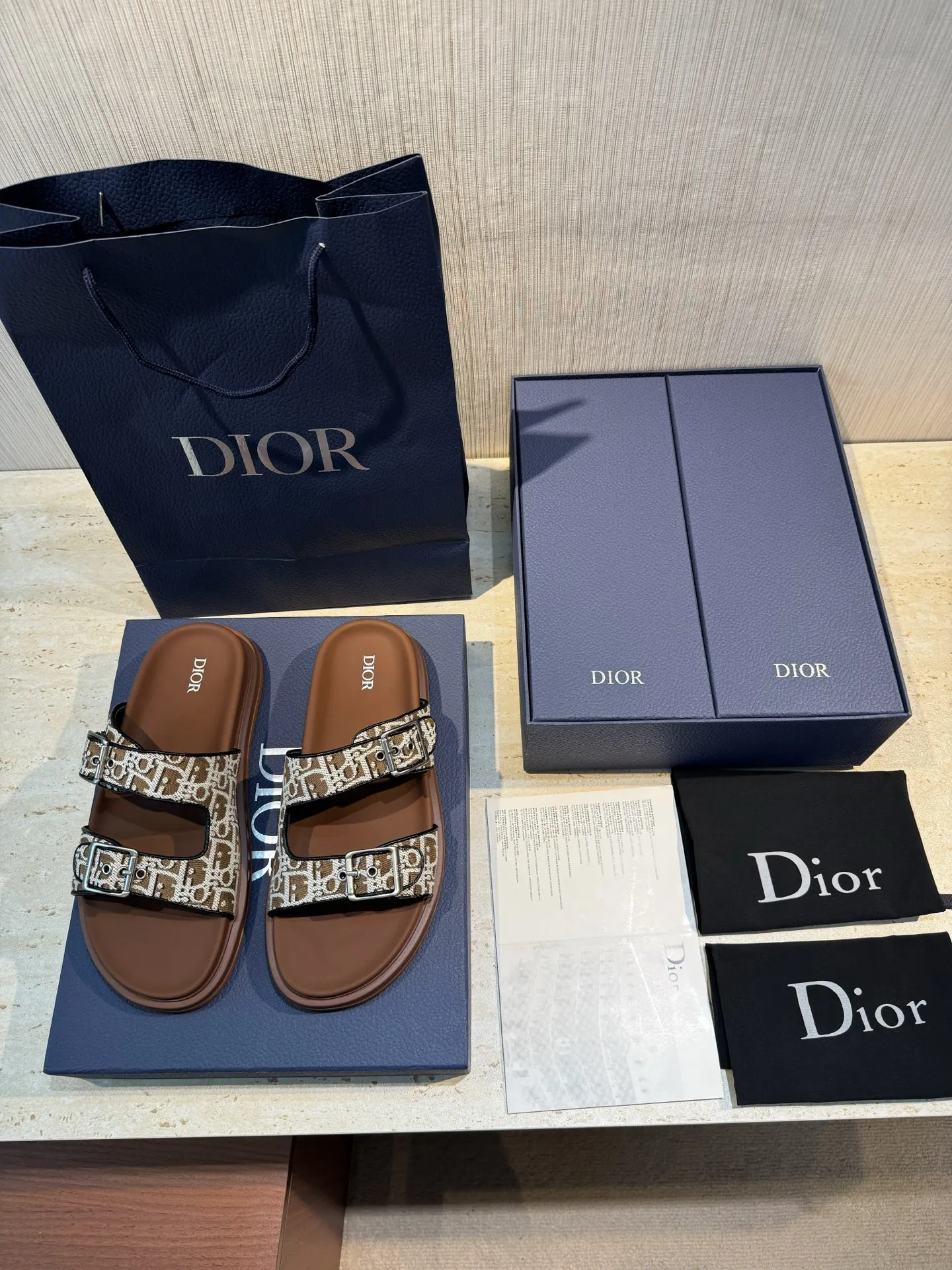 Factory price: 320💰Djia Aqua men's slippers and sandals, Dior's Aqua sandals are elegant and casual. The cross-strap design is reinterpreted in CD Diamond canvas, inspired by the brand's archives. Finished with a branded logo and tonal notch sole, they can be worn easily with shorts or jeans for a sophisticated look. Size:39-44(38 45 customized)